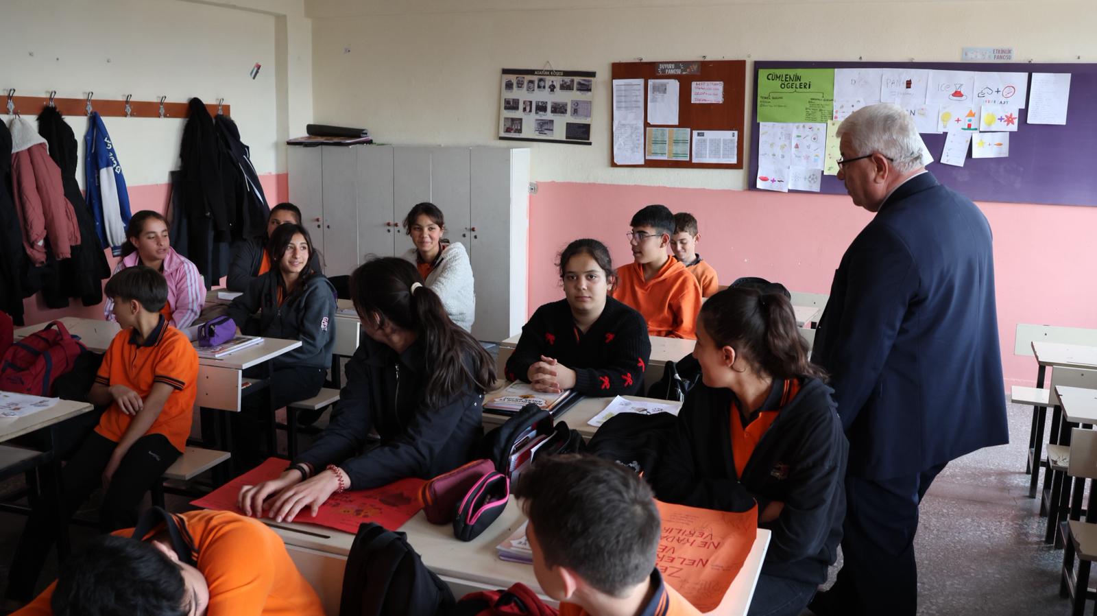 İl Millî Eğitim Müdürü Yusuf Yazıcı, Tatlarin'de Öğrenci ve Öğretmenlerle Bir Arada